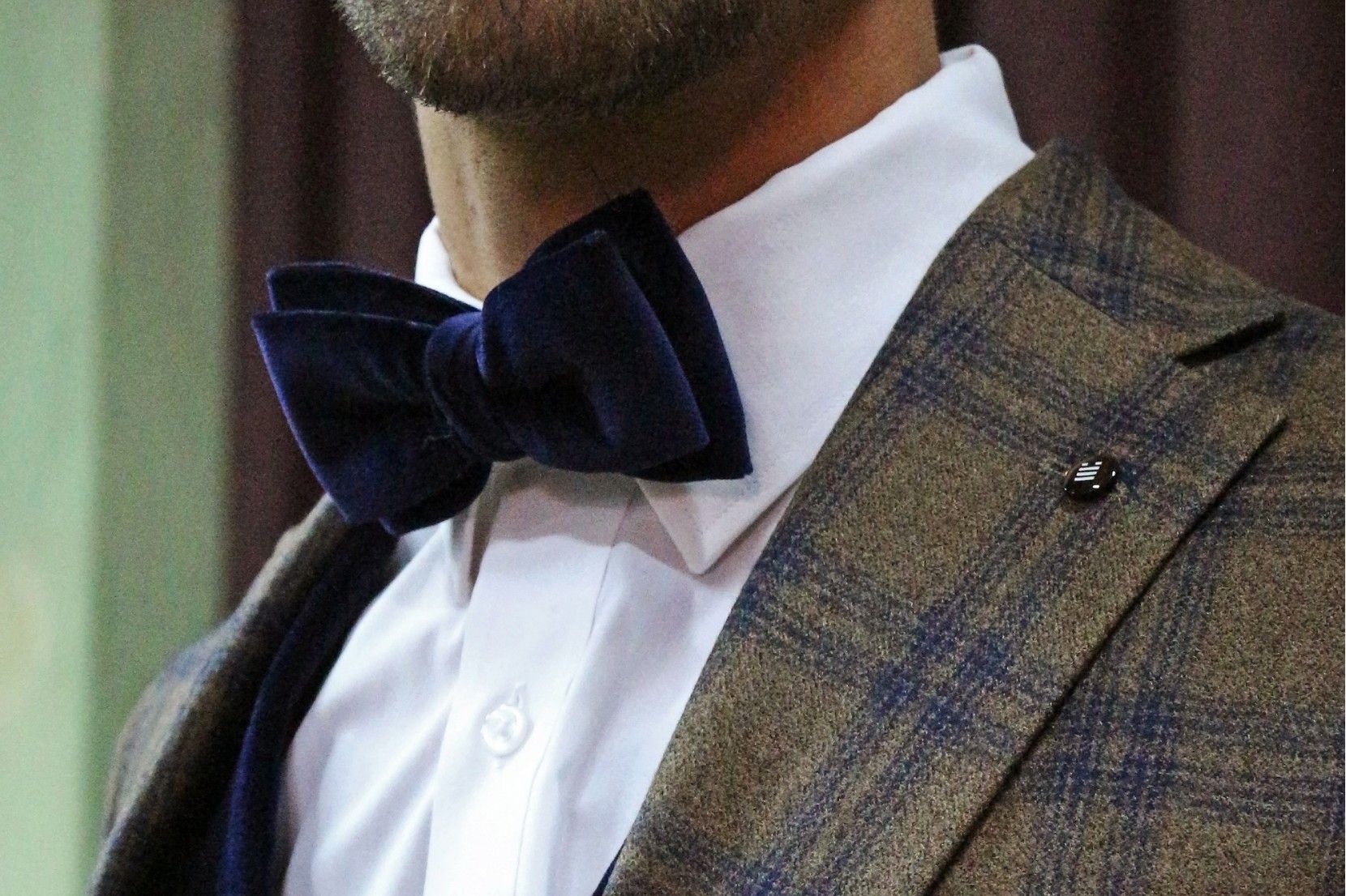 Fato de homem com acessrios? Sim.
