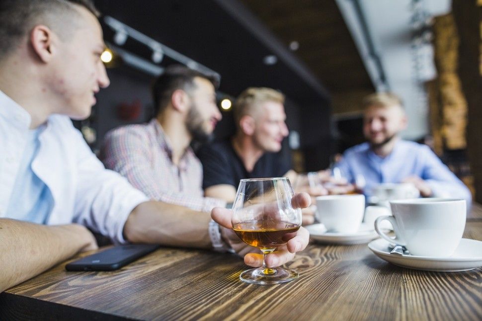 Da sala de reunies para o bar: O essencial do guarda-roupa masculino para todas as ocasies