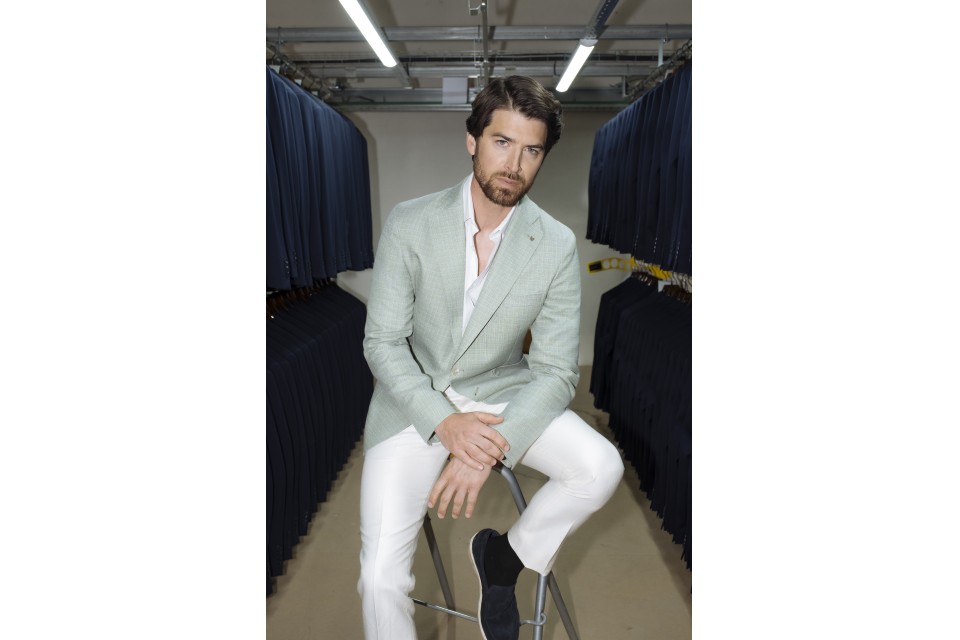 The Jacket Between Seasons: How to Dress for Unpredictable Spring Weather